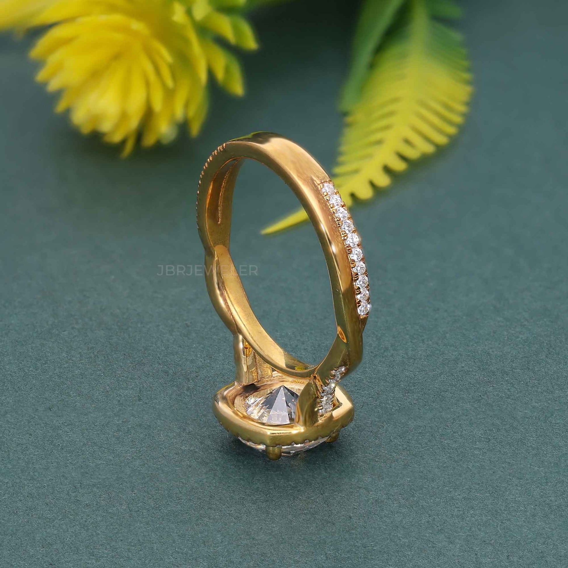 Petite bague de fiançailles ronde à halo torsadé et diamants cultivés en laboratoire