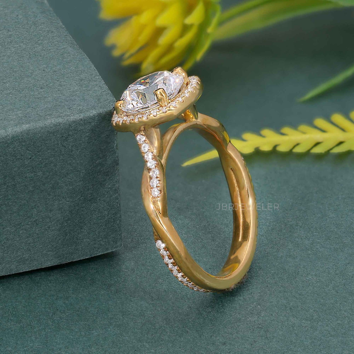 Petite bague de fiançailles ronde à halo torsadé et diamants cultivés en laboratoire