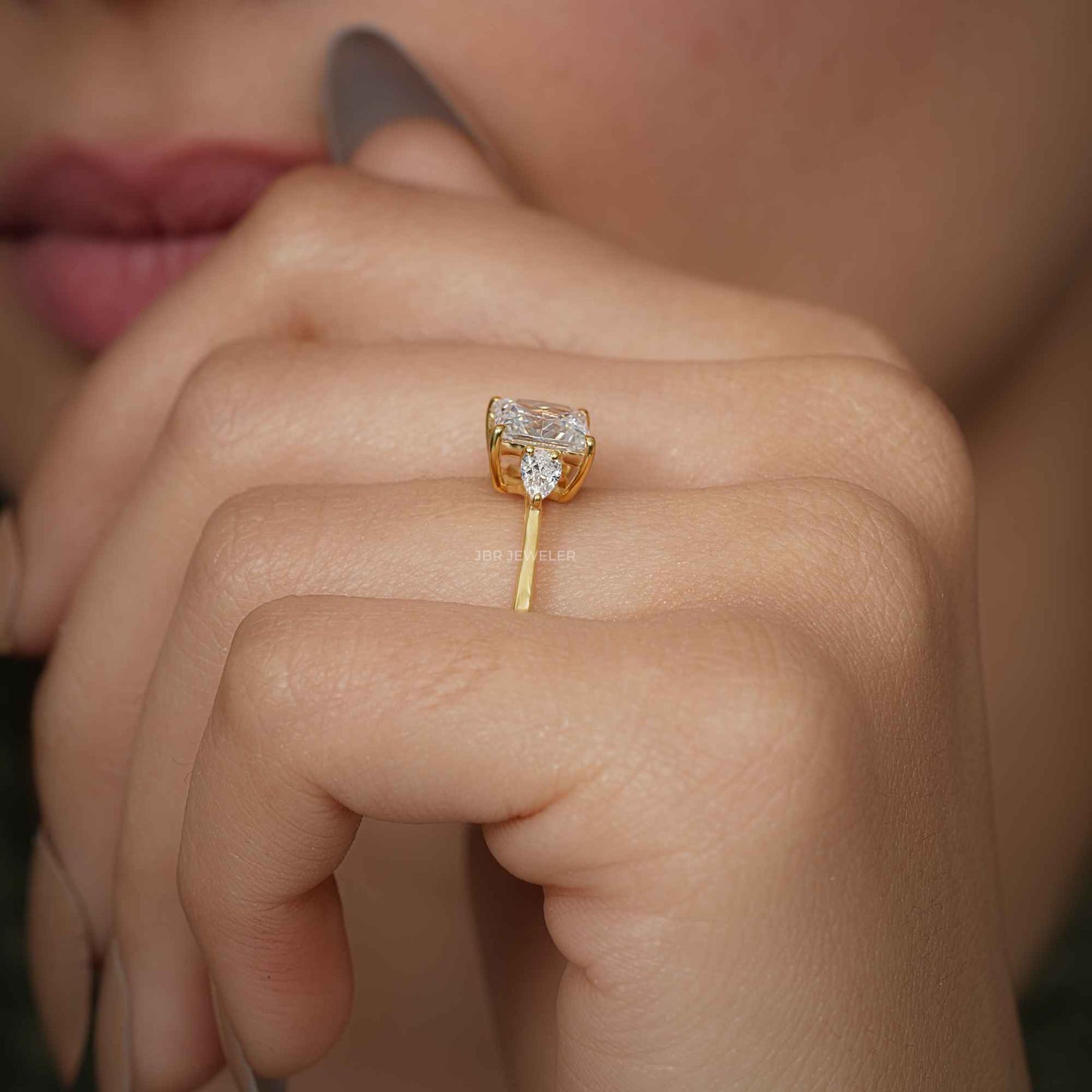 Bague en diamant avec robe de laboratoire princesse à trois pierres avec poire en pierre latérale