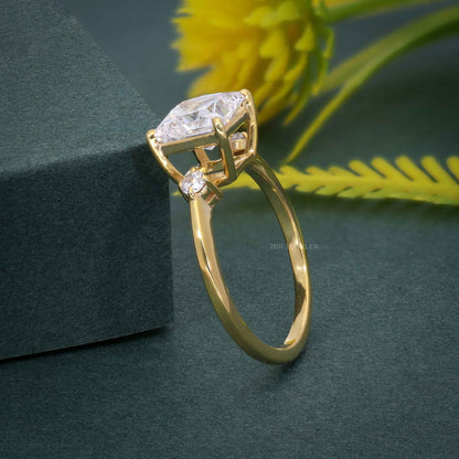 Bague de fiançailles en diamant cultivé en laboratoire à trois pierres taille princesse