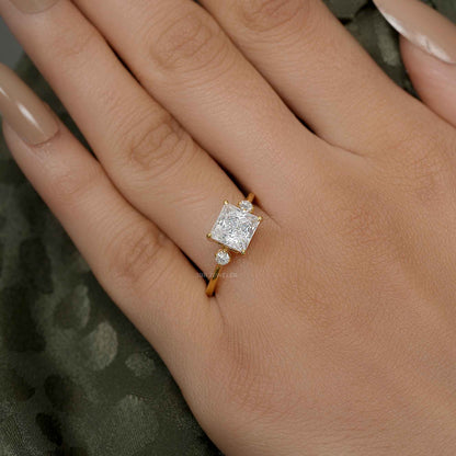 Bague de fiançailles en diamant cultivé en laboratoire à trois pierres taille princesse