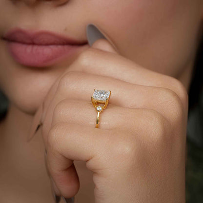 Bague de fiançailles en diamant cultivé en laboratoire à trois pierres taille princesse