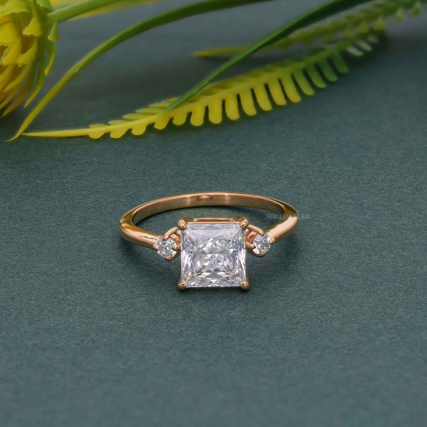 Bague de fiançailles moissanite taille princesse à trois pierres