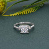 Bague de fiançailles moissanite taille princesse à trois pierres