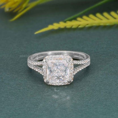 Bague de fiançailles halo de diamants princesse moissanite à tige fendue