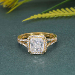 Bague de fiançailles halo de diamants princesse moissanite à tige fendue