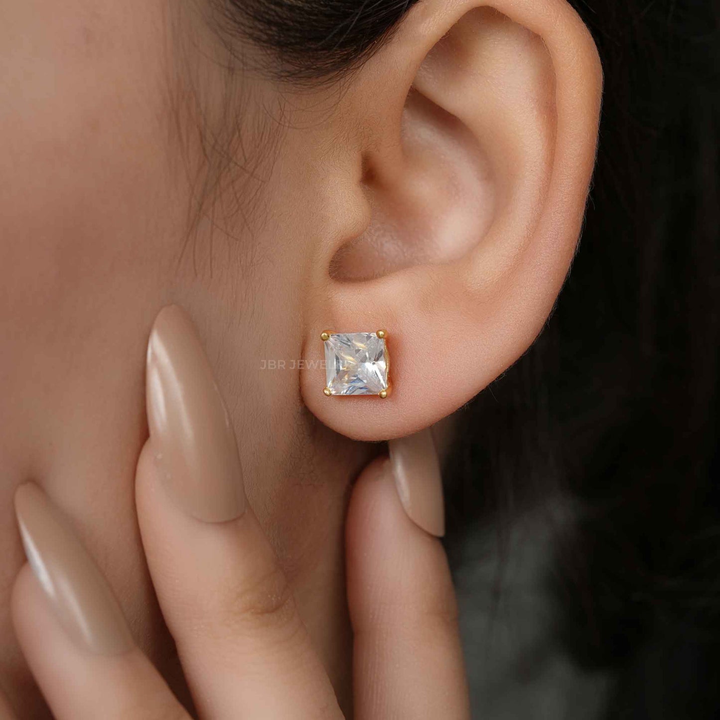 Boucle d'oreille à dos vissé en diamant cultivé en laboratoire taille princesse