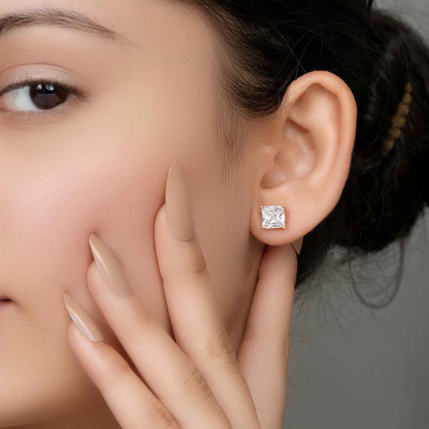 Boucle d'oreille à dos vissé en diamant cultivé en laboratoire taille princesse