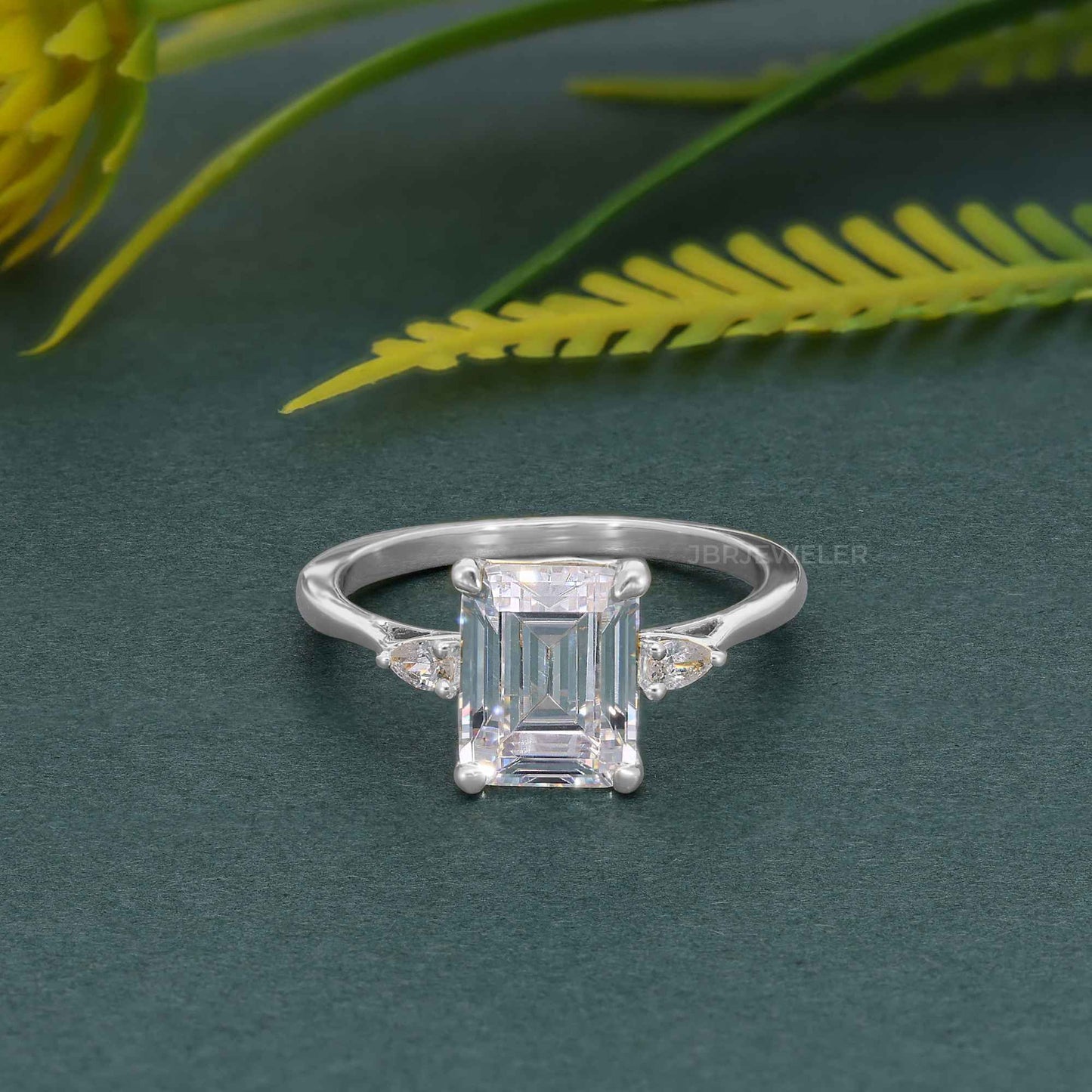 Perfekt sitzender Moissanit-Ring mit drei Smaragd-Diamanten und seitlicher Birne