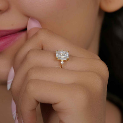 Bague en diamant moissanite émeraude à trois pierres parfaitement ajustée avec poire latérale