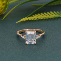 Bague en diamant moissanite émeraude à trois pierres parfaitement ajustée avec poire latérale