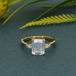 Bague en diamant de laboratoire émeraude à trois pierres parfaitement ajustée avec poire latérale