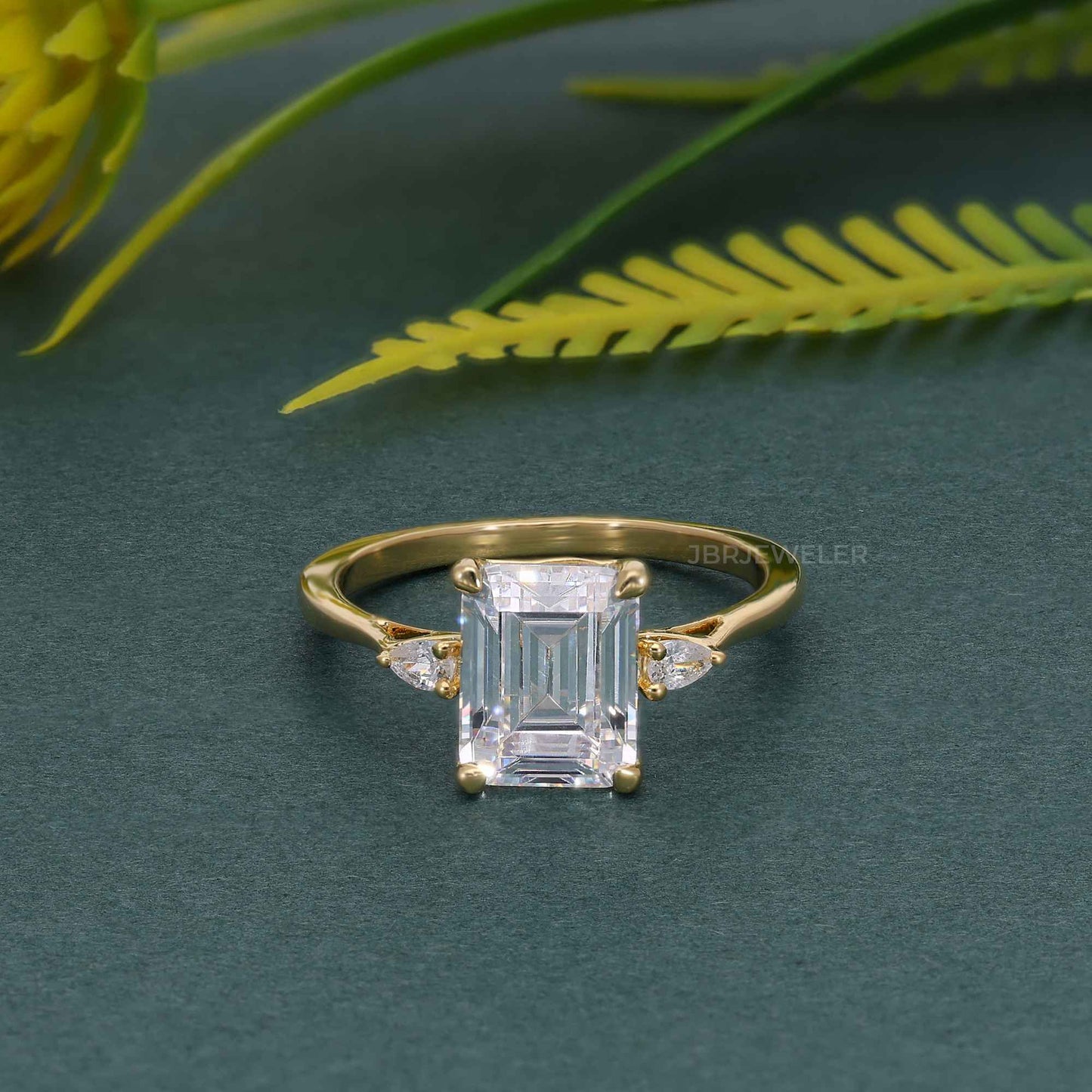 Perfekt sitzender Moissanit-Ring mit drei Smaragd-Diamanten und seitlicher Birne