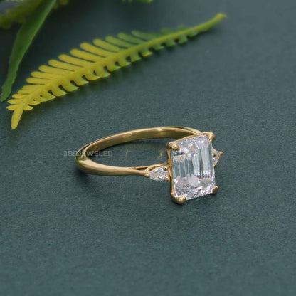 Bague en diamant de laboratoire émeraude à trois pierres parfaitement ajustée avec poire latérale