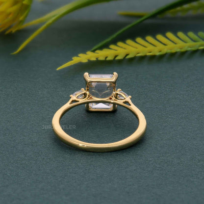 Perfekt sitzender Moissanit-Ring mit drei Smaragd-Diamanten und seitlicher Birne