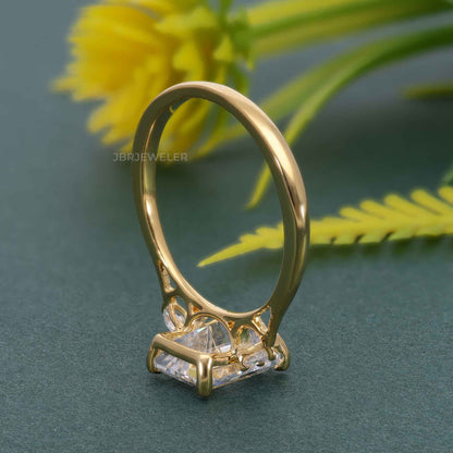 Bague en diamant de laboratoire émeraude à trois pierres parfaitement ajustée avec poire latérale