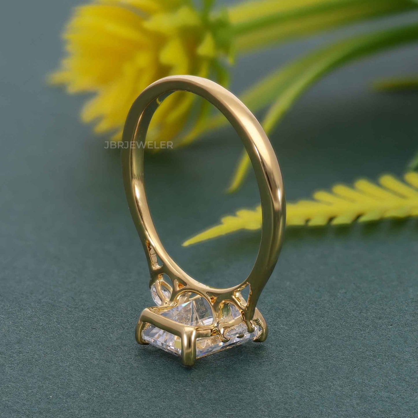 Perfekt sitzender Moissanit-Ring mit drei Smaragd-Diamanten und seitlicher Birne