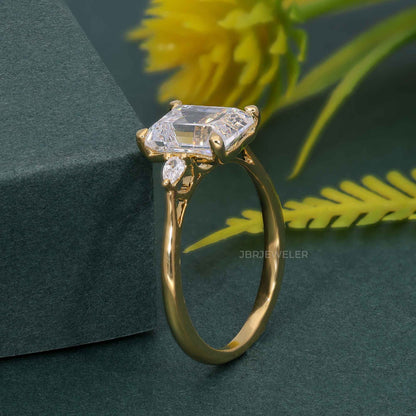 Perfekt sitzender Moissanit-Ring mit drei Smaragd-Diamanten und seitlicher Birne