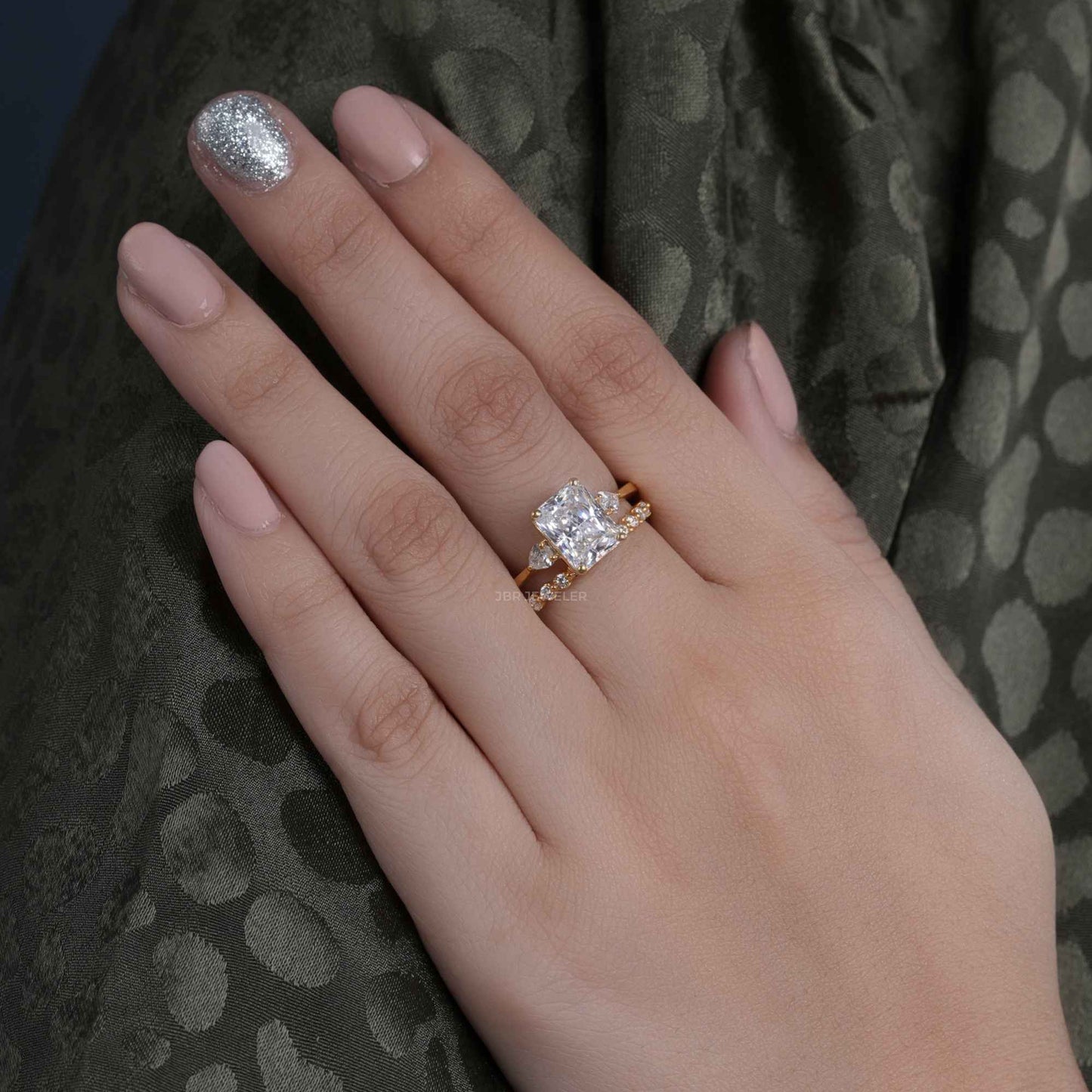 Bague de fiançailles en diamant Moissanite à 3 pierres taille radiante avec ensembles de mariée d'éternité complète