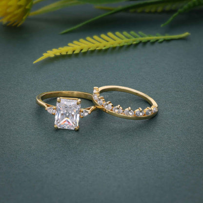 Bague de mariée en diamant moissanite à trois pierres taille radiante avec bande assortie