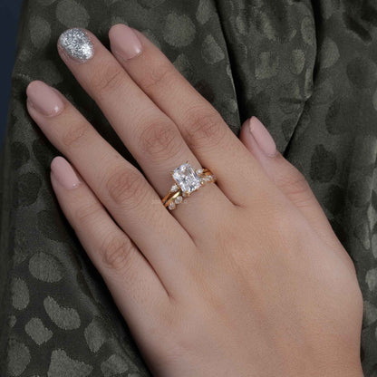 Bague de mariée en diamant moissanite à trois pierres taille radiante avec bande assortie