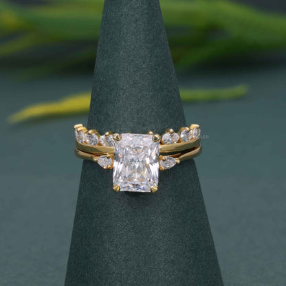 Bague de mariée en diamant cultivé en laboratoire à trois pierres coupées radiantes avec bande assortie