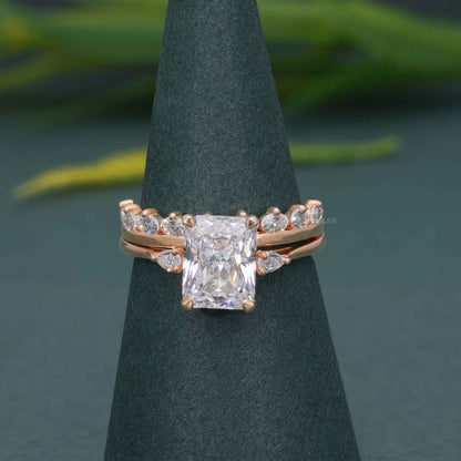 Bague de mariée en diamant cultivé en laboratoire à trois pierres coupées radiantes avec bande assortie