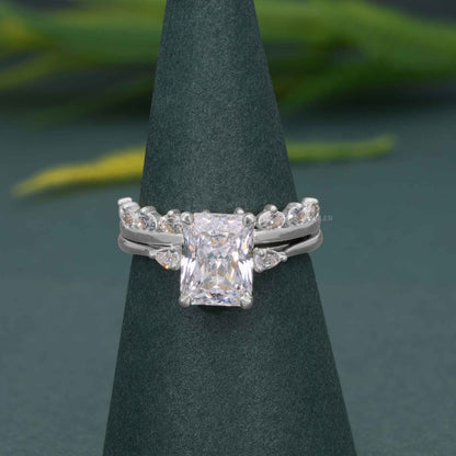 Bague de mariée en diamant cultivé en laboratoire à trois pierres coupées radiantes avec bande assortie