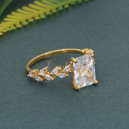 Strahlender Moissanit-Diamant-Verlobungsring mit Marquise-Akzent