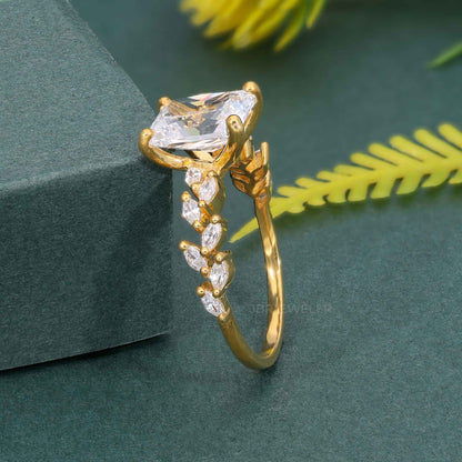 Strahlender Moissanit-Diamant-Verlobungsring mit Marquise-Akzent