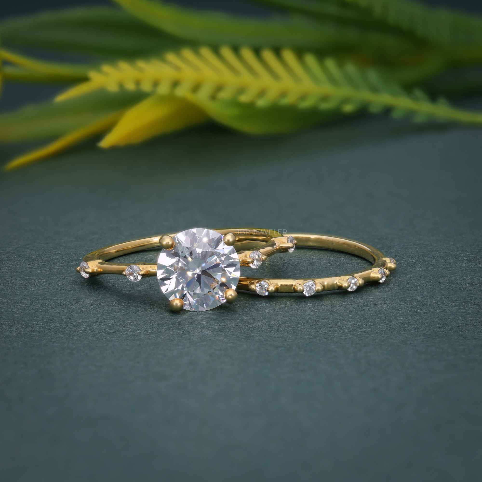 Bague de fiançailles ronde cultivée en laboratoire avec ensemble de bagues de mariée assorties