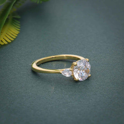 Bague en diamant de robe de laboratoire de coupe ronde à trois pierres avec pierre latérale de poire