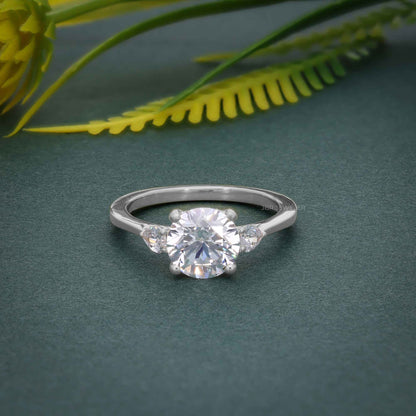 Bague en diamant de robe de laboratoire de coupe ronde à trois pierres avec pierre latérale de poire