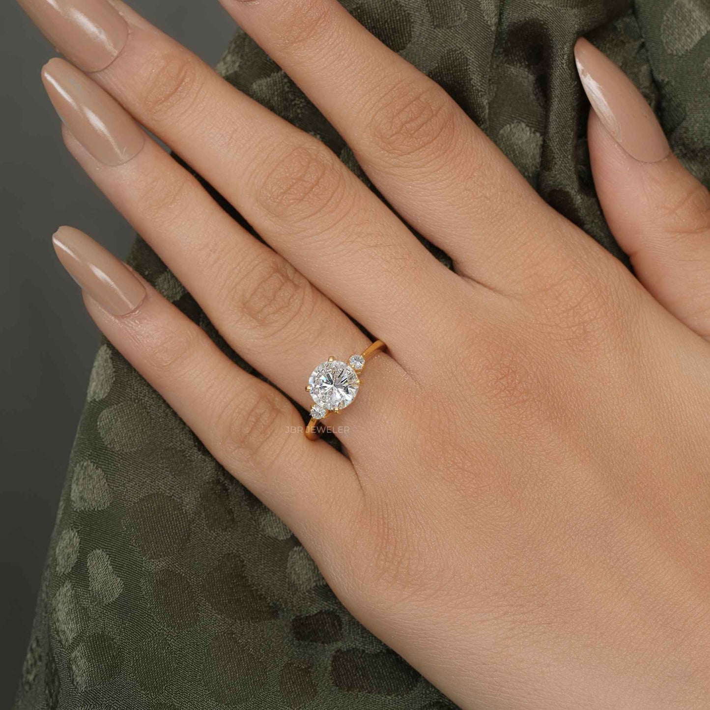 Bague de fiançailles moissanite taille ronde à trois pierres