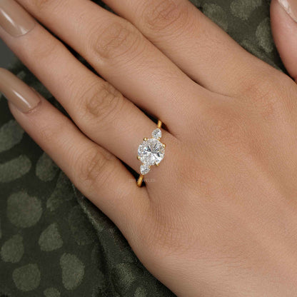 Bague en diamant de robe de laboratoire de coupe ronde à trois pierres avec pierre latérale de poire