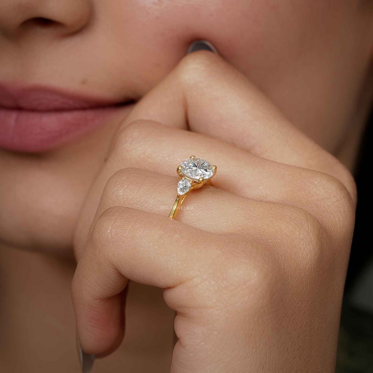 Bague en diamant de robe de laboratoire de coupe ronde à trois pierres avec pierre latérale de poire