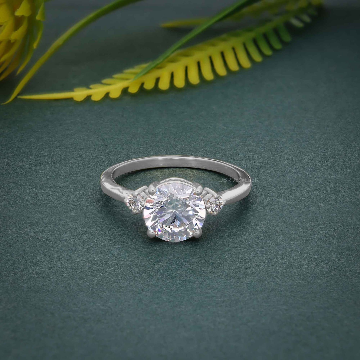 Bague de fiançailles moissanite taille ronde à trois pierres