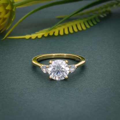 Bague en diamant de robe de laboratoire de coupe ronde à trois pierres avec pierre latérale de poire