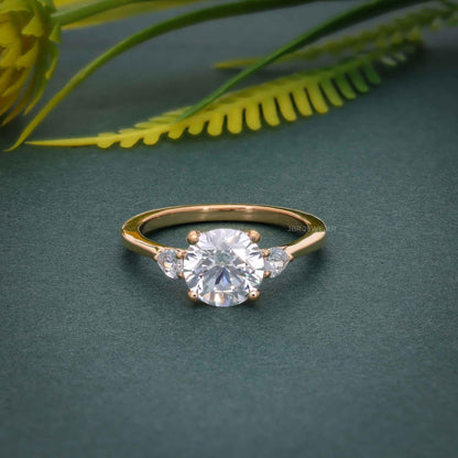 Bague en diamant de robe de laboratoire de coupe ronde à trois pierres avec pierre latérale de poire