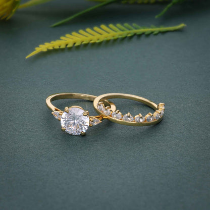 Bague de mariage en diamant cultivée en laboratoire à trois pierres de coupe ronde avec bande assortie