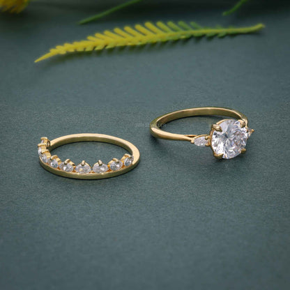 Bague de mariage en diamant cultivée en laboratoire à trois pierres de coupe ronde avec bande assortie