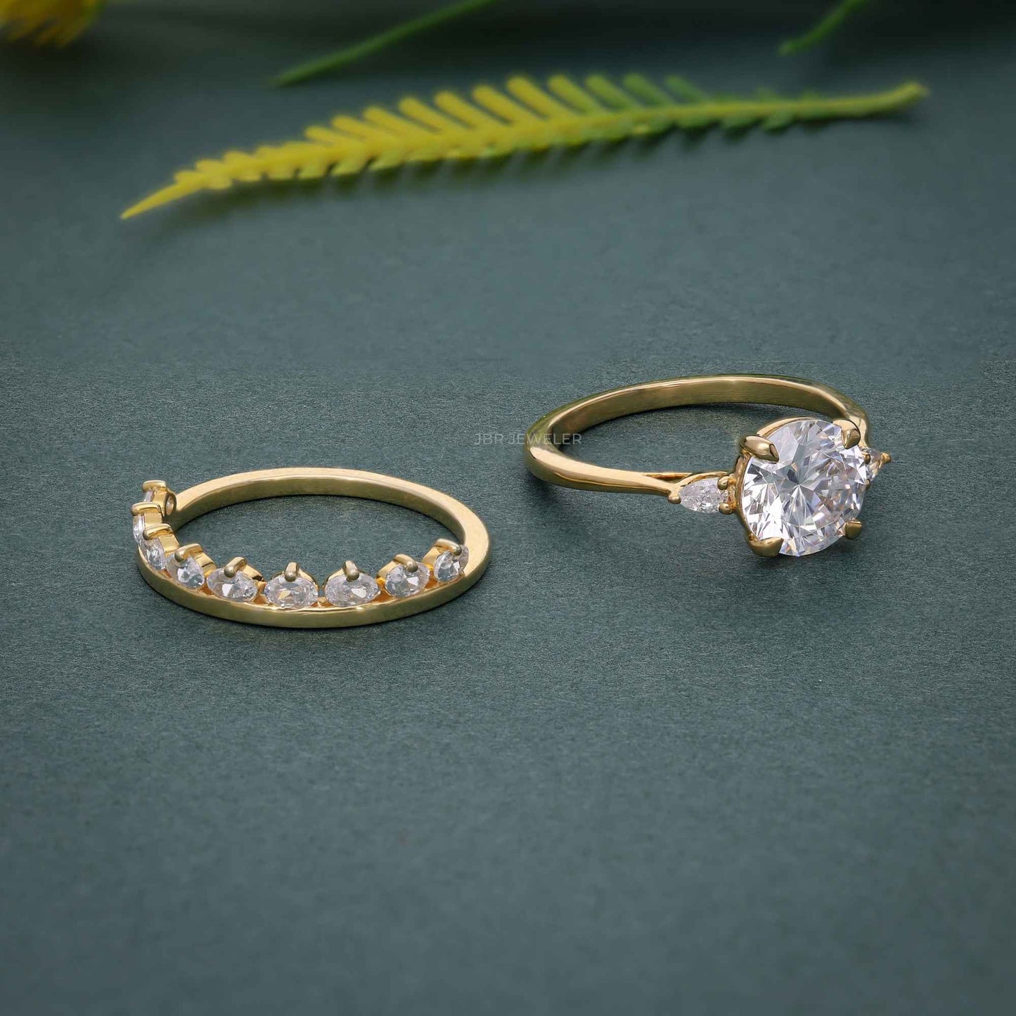 Bague de mariage en diamant Moissanite à trois pierres de coupe ronde avec bande assortie