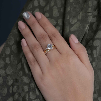 Bague de mariage en diamant cultivée en laboratoire à trois pierres de coupe ronde avec bande assortie