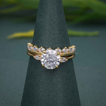 Bague de mariage en diamant Moissanite à trois pierres de coupe ronde avec bande assortie