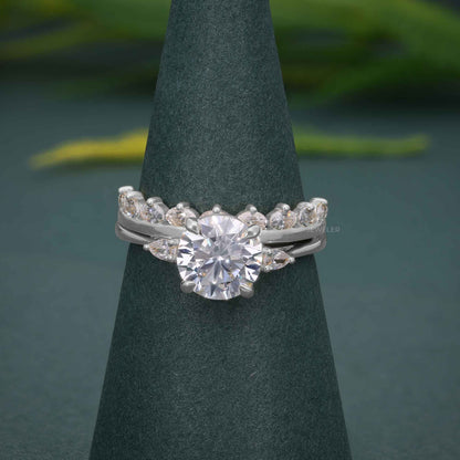 Bague de mariage en diamant cultivée en laboratoire à trois pierres de coupe ronde avec bande assortie