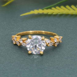 Bague de fiançailles ronde en diamant moissanite avec accent marquise