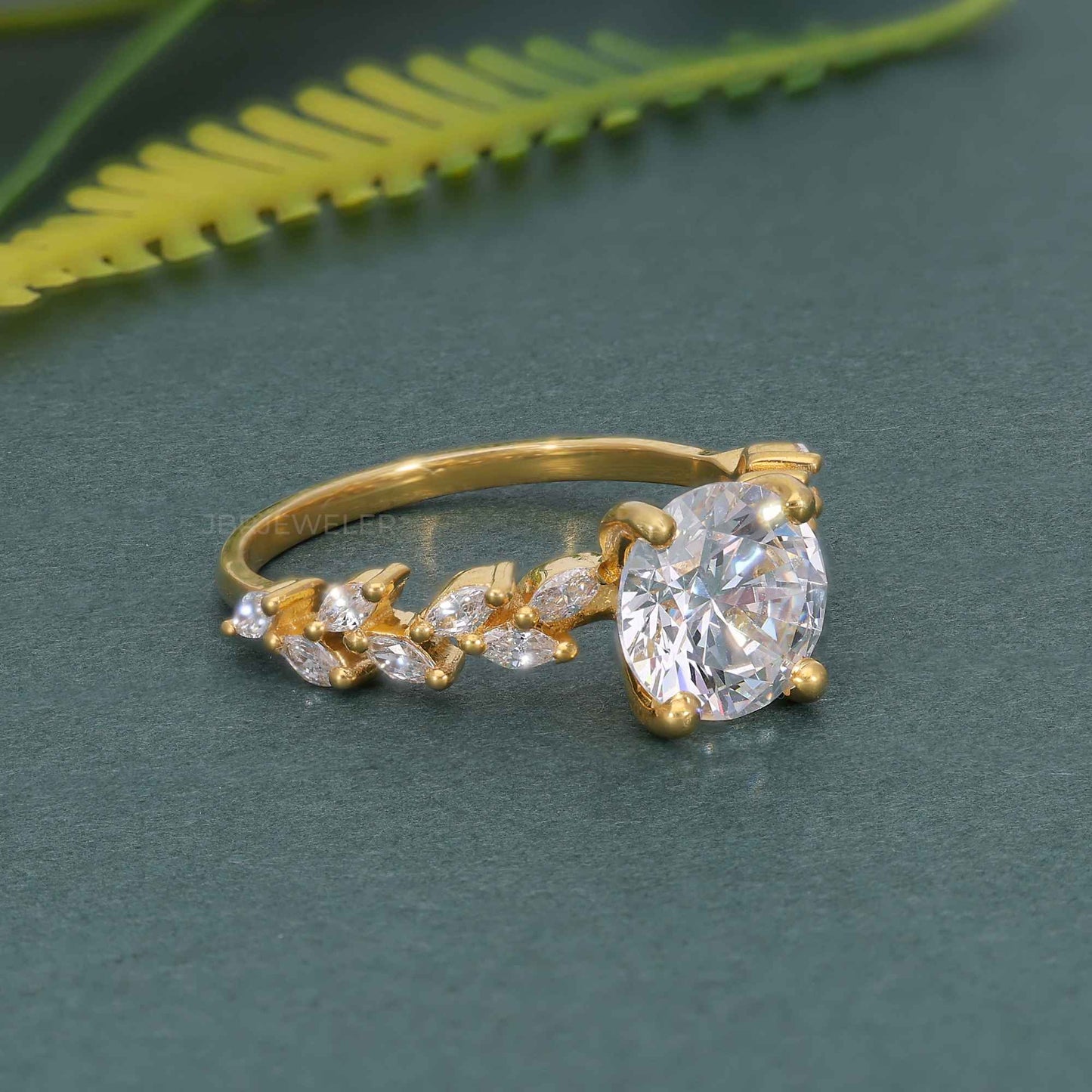 Bague de fiançailles ronde en diamant moissanite avec accent marquise