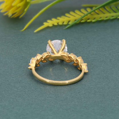 Bague de fiançailles ronde en diamant cultivé en laboratoire avec accent marquise