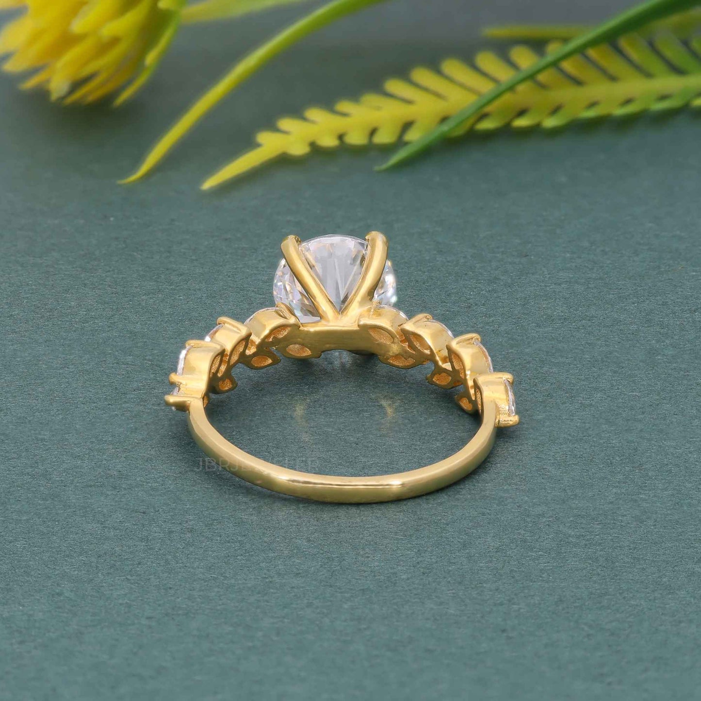 Runder Moissanit-Diamant-Verlobungsring mit Marquise-Akzent