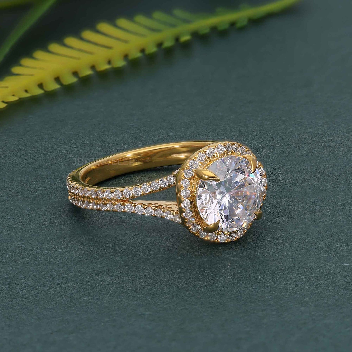 Bague de fiançailles halo à tige fendue et diamants de laboratoire ronds